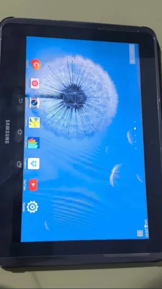 Lote de tablets, un MacBook y moviles.