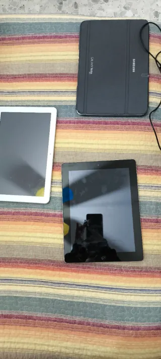 Lote de tablets, un MacBook y moviles.