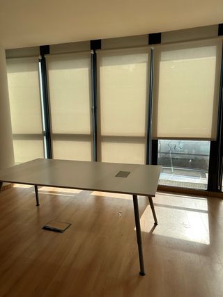 Mesa de juntas de oficina blanca