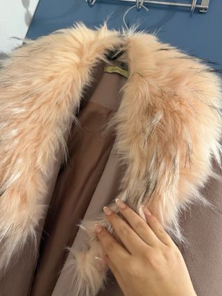 Gabardina rosa con cuello de pelo