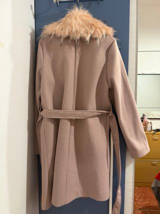 Gabardina rosa con cuello de pelo