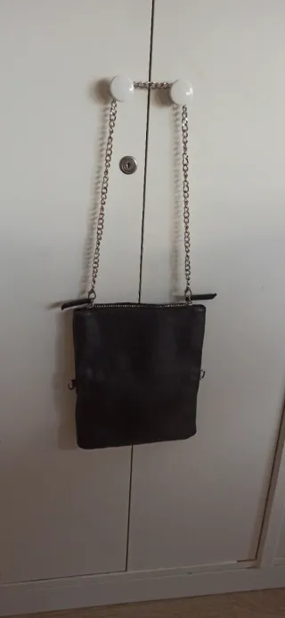 Bolso de piel negro moderno