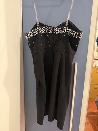 Vestido corto negro con perlas