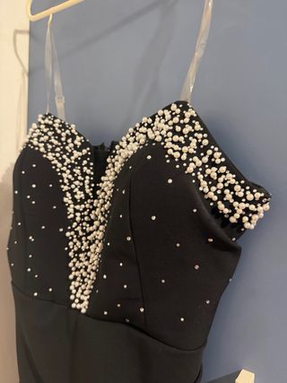 Vestido corto negro con perlas