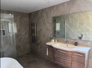 Mueble de baño completo con lavabo, espejo, etc..