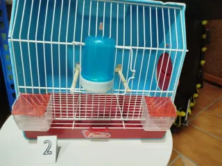 Jaula Pedro's exposición azul y roja