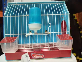 Jaula Pedro's exposición azul y roja