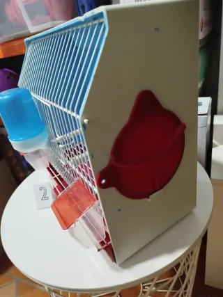 Jaula Pedro's exposición azul y roja