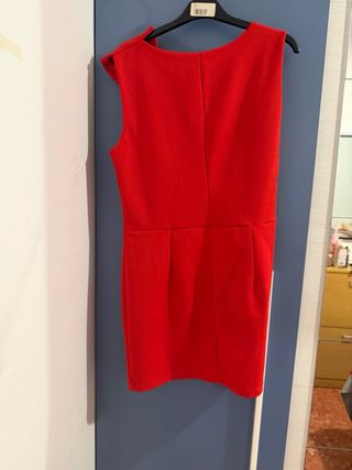 Vestido corto rojo con lazo