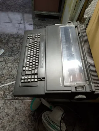 Máquina de escribir Olivetti ET 112 eléctrica