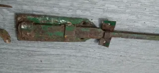 Pestillo metálico antiguo