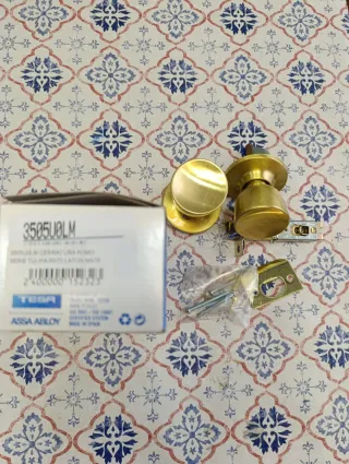 Pomos de puerta dorados con cerradura