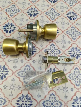 Pomos de puerta dorados con cerradura