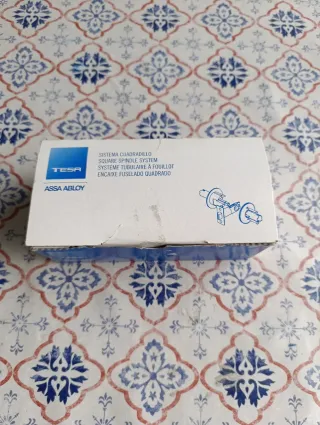 Pomos de puerta dorados con cerradura