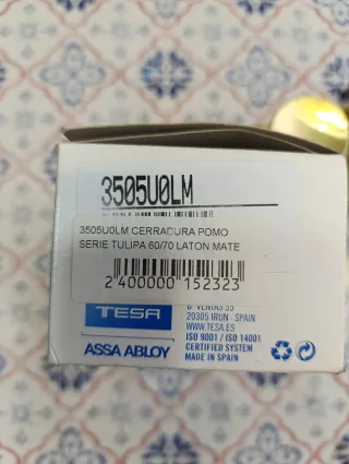 Pomos de puerta dorados con cerradura