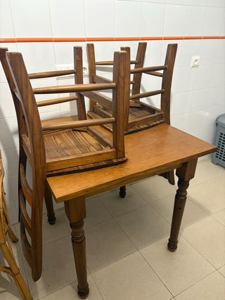 Mesa y 4 Sillas de Madera