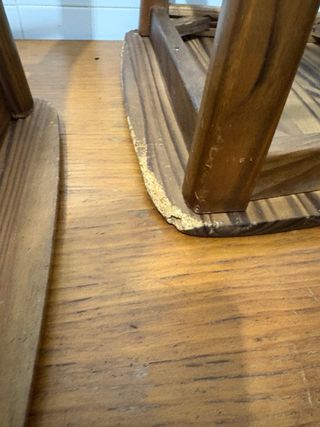 Mesa y 4 Sillas de Madera