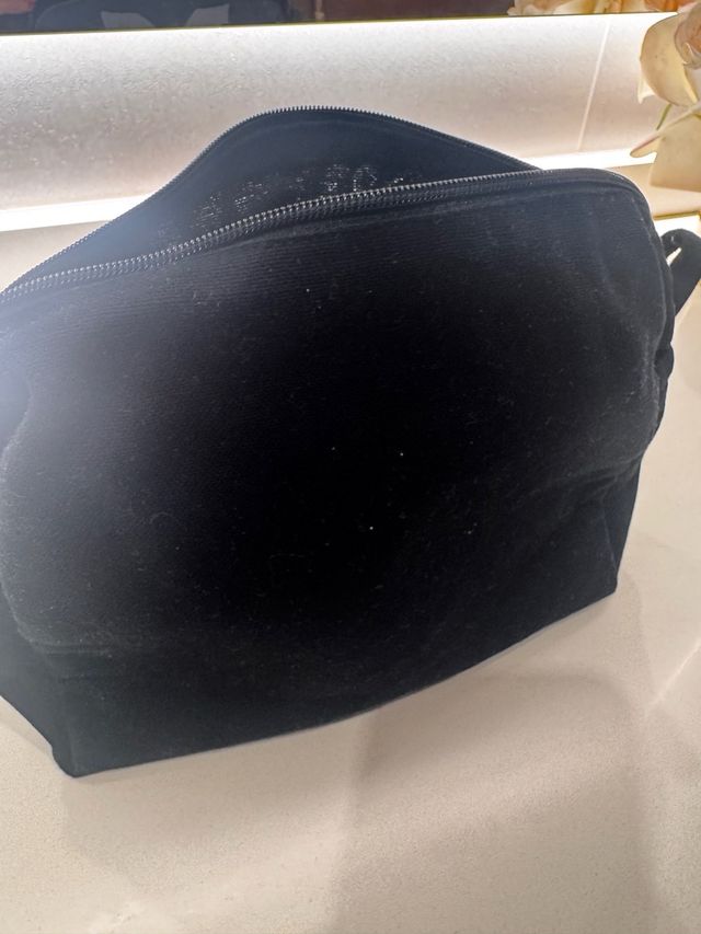 Estuche Negro con Letra M Blanca