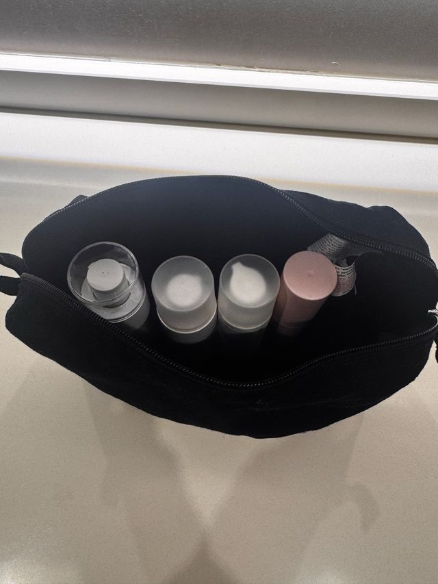 Estuche Negro con Letra M Blanca