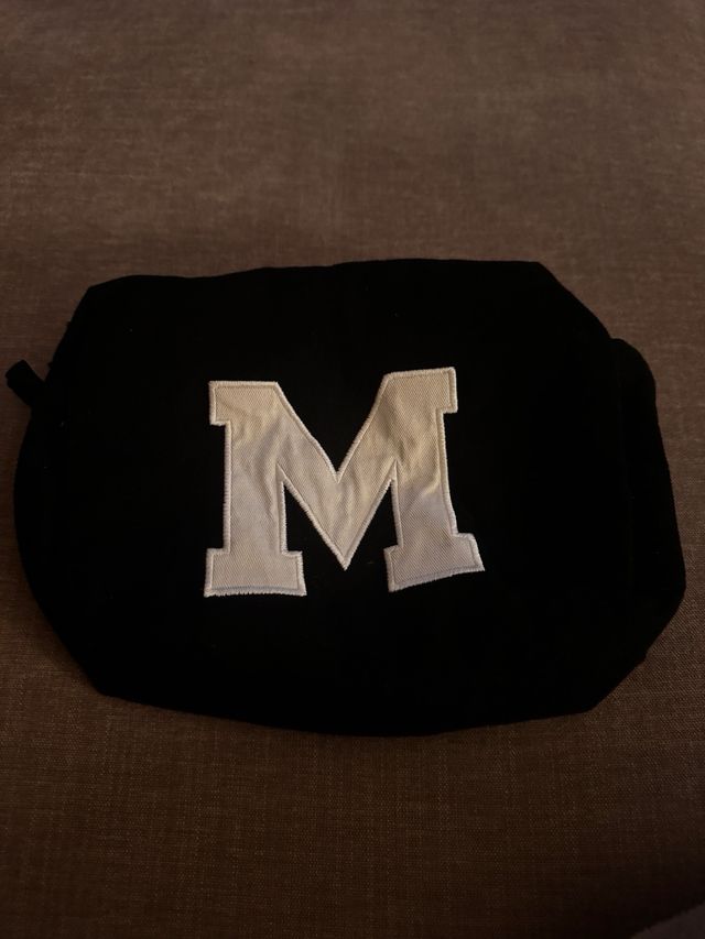 Estuche Negro con Letra M Blanca