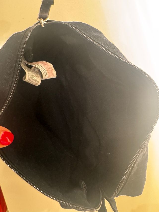 Estuche Negro con Letra M Blanca