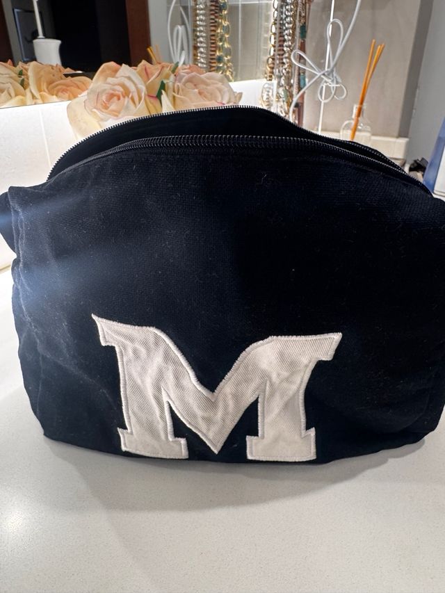 Estuche Negro con Letra M Blanca