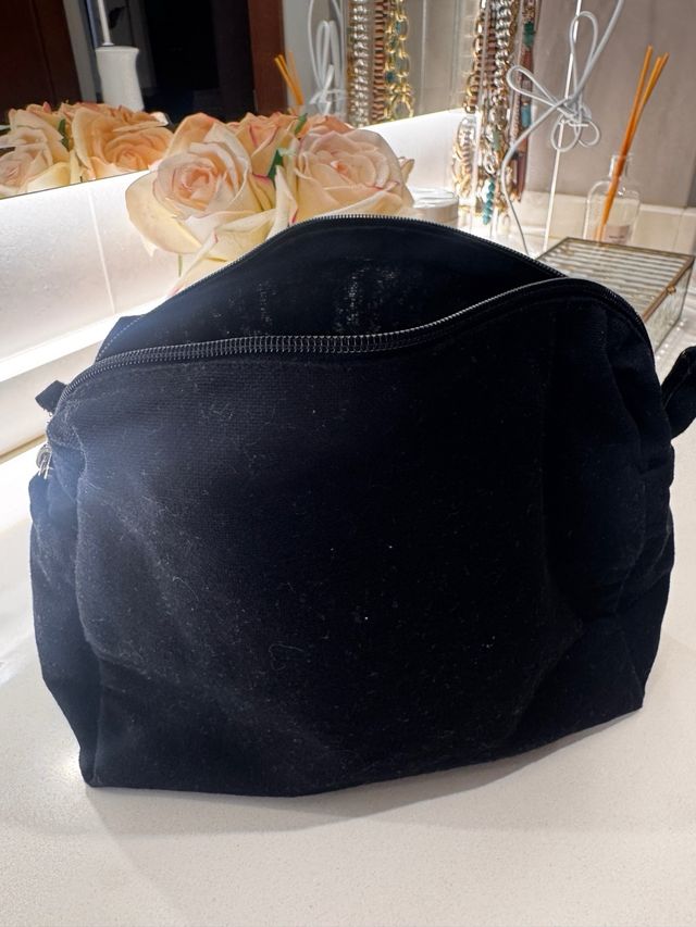 Estuche Negro con Letra M Blanca