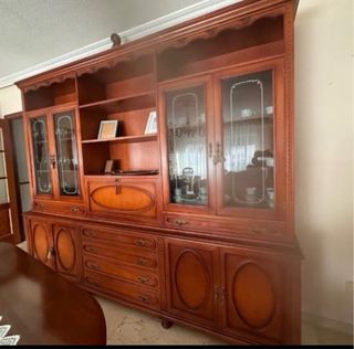 Mueble de salón de madera y cristal.