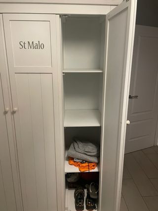 Cómoda de madera blanca y armario habitacion