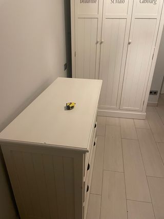 Cómoda de madera blanca y armario habitacion