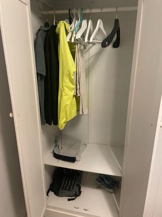 Cómoda de madera blanca y armario habitacion