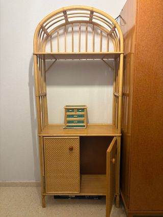 Estantería de mimbre y silla