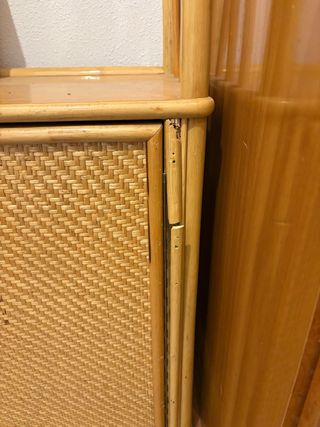 Estantería de mimbre y silla