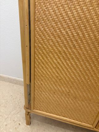 Estantería de mimbre y silla