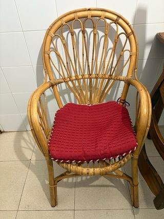 Estantería de mimbre y silla