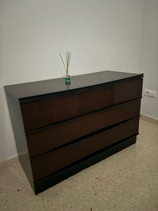 Cómoda de madera y cristal