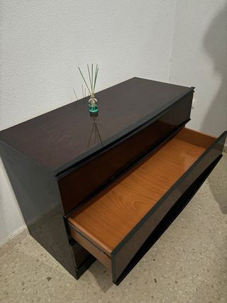 Cómoda de madera y cristal