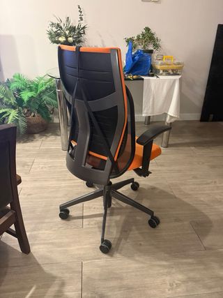 Silla de oficina ergonómica naranja.