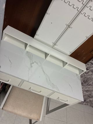 Tocador blanco con espejo tríptico