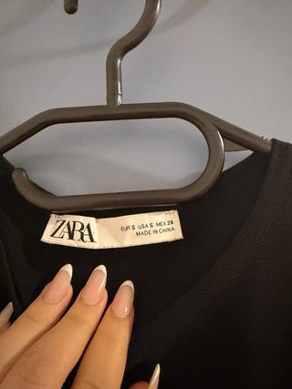 Top negro con botones joya