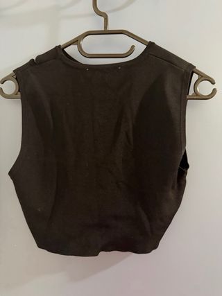 Top negro con botones joya