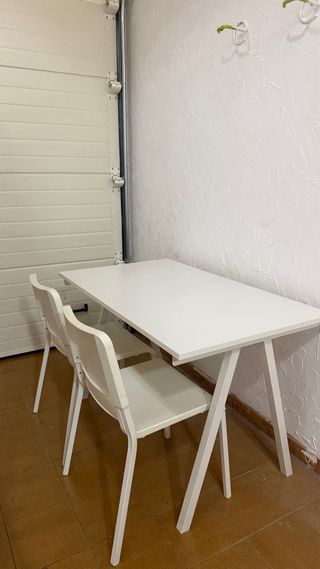 Mesa escritorio/cocina blanca con dos sillas