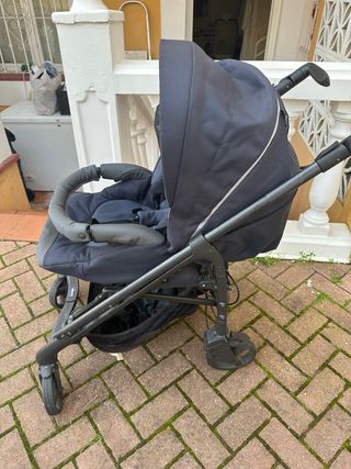 Carrito de bebé oscuro