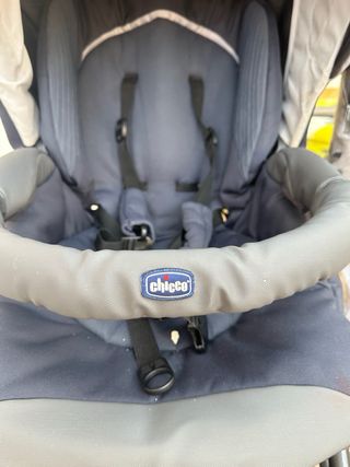 Carrito de bebé oscuro