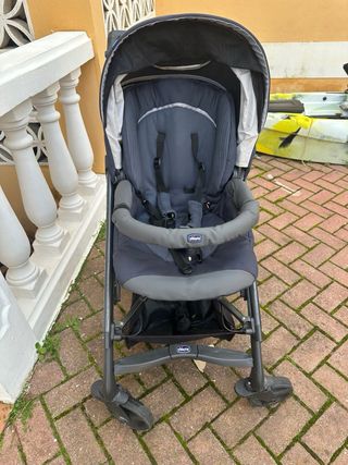 Carrito de bebé oscuro