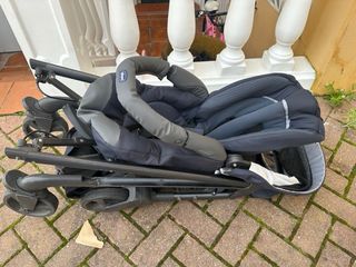 Carrito de bebé oscuro