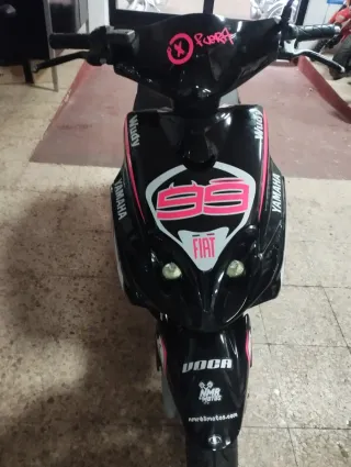 Yamaha Jog 50 Scooter Negra y Rosa