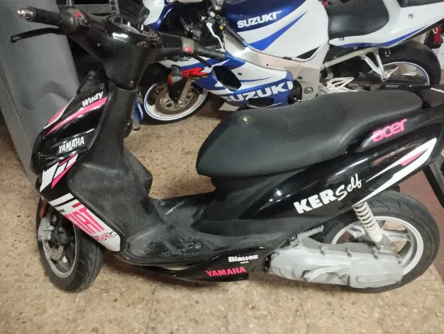 Yamaha Jog 50 Scooter Negra y Rosa