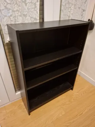 Estantería negra de madera