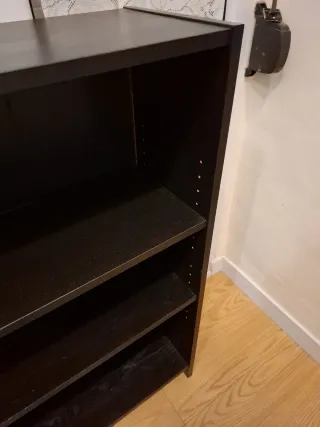 Estantería negra de madera